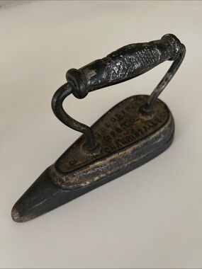 Antique-Style Cast Iron Miniature Iron in Black